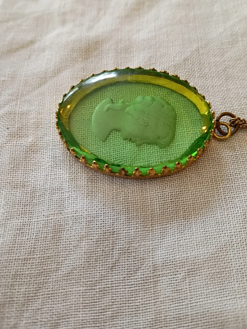 Vintage Green Cameo Pendant Necklace On Gold Tone Chain - Picture 4 of 5